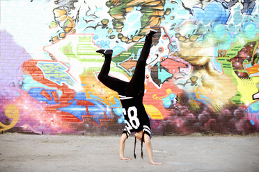 Junge Frauen im Handstand-Breakdance frieren gegen Graffiti ein - CUF27601