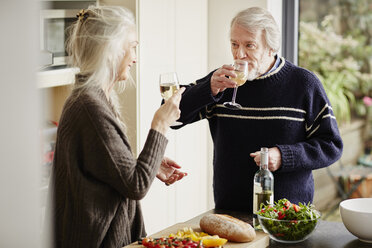 Älteres Paar trinkt Wein in der Küche - CUF27642