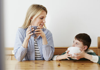 Mutter und Sohn beim Frühstück - CUF27679