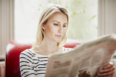 Mittlere erwachsene Frau liest Zeitung - CUF27683