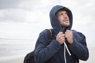 Junger Mann mit Kapuzenjacke am Strand, Westkap, Südafrika - CUF27714