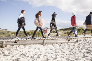 Junge erwachsene Freunde auf der Strandpromenade, Westkap, Südafrika - CUF27728
