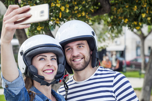 Junges Moped-Paar macht Selfie im Park, Split, Dalmatien, Kroatien - CUF27733