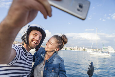 Junges Moped-Paar macht Selfie am Hafen, Split, Dalmatien, Kroatien - CUF27736