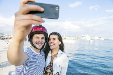 Junges Moped-Paar macht Selfie am Hafen, Split, Dalmatien, Kroatien - CUF27737