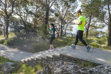 Männliche und weibliche Läufer, die eine Parktreppe hinunterlaufen, Split, Dalmatien, Kroatien - CUF27747