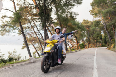 Pärchen fährt Moped auf Landstraße, Split, Dalmatien, Kroatien - CUF27766