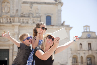 Familie posiert für ein Selfie, Piazza del Duomo, Lecce, Italien - CUF27776