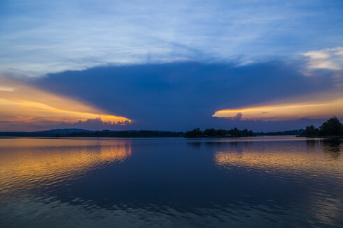 Deutschland, Bayern, Oberbayern, Seehausen, Staffelsee bei Sonnenuntergang - TCF05466