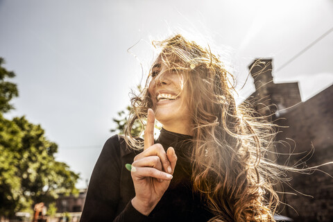 Porträt einer lachenden Frau mit wehendem Haar, lizenzfreies Stockfoto