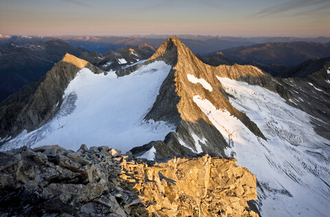 Österreich, Tirol, Zillertaler Alpen, Blick von der Reichenspitze, vergletscherte Berge bei Sonnenaufgang, Wildgerlos Tal, Nationalpark Hohe Tauern, lizenzfreies Stockfoto