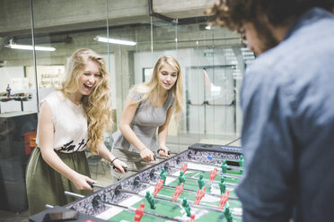 Arbeitskollegen spielen in der Pause Tischfußball - CUF27854