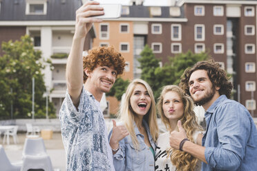 Freunde machen Selfie im Freien - CUF27871