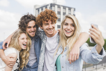 Freunde machen Selfie im Freien - CUF27872