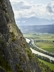 Österreich, Tirol, zwei Felskletterer in der Martinswand - CVF00750
