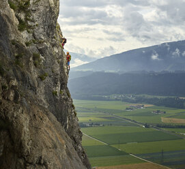 Österreich, Tirol, zwei Felskletterer in der Martinswand - CVF00752