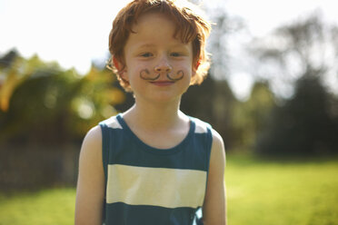 Porträt eines Jungen mit aufgemaltem Schnurrbart - CUF28034