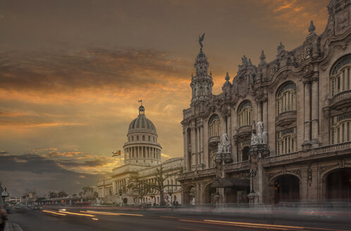 Das Kapitolgebäude und das Nationaltheater bei Sonnenuntergang, Havanna, Kuba - CUF28066