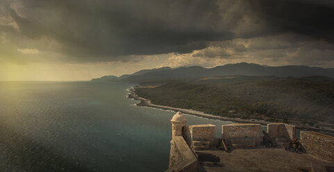 Blick auf Gewitterwolken von der Burg San Pedro de la Roca, Santiago de Cuba, Kuba - CUF28070