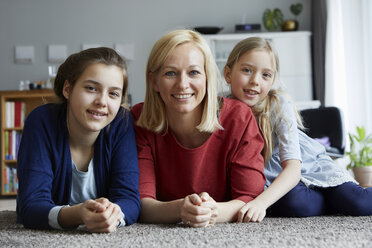 Glückliche Mutter und Töchter haben Spaß zu Hause - RBF06283