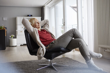 Glückliche Frau beim Entspannen zu Hause - RBF06294