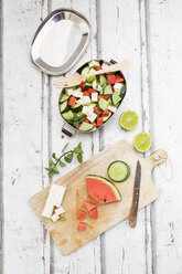 Lunchbox, Zubereitung von Wassermelonensalat mit Feta, Gurke, Ment und Limettendressing - LVF07067