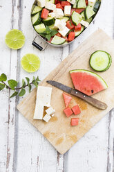 Lunchbox, Zubereitung von Wassermelonensalat mit Feta, Gurke, Ment und Limettendressing - LVF07069