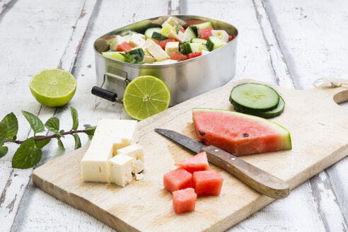 Lunchbox, Zubereitung von Wassermelonensalat mit Feta, Gurke, Ment und Limettendressing - LVF07070