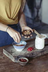 Frau bereitet Müsli zu - ALBF00347