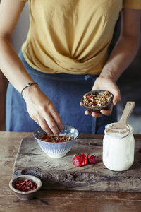 Frau bereitet Müsli zu - ALBF00348