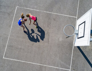 Junge Frauen spielen Basketball, Luftaufnahme - STSF01604