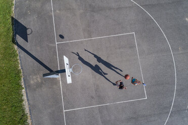 Young man and woman playing basketball, aerial view - STSF01608