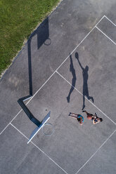 Junger Mann und Frau spielen Basketball, Luftaufnahme - STSF01610