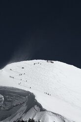 Skifahrer auf dem Berg in der Ferne, Zermatt, Wallis, Schweiz - CUF28263