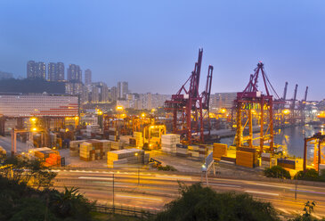 Frachtcontainer und Ladekräne bei Nacht beleuchtet, Hongkong, China - CUF28274