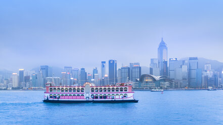Skyline des Central District mit Blick auf den Victoria Harbour, Hongkong, China - CUF28278