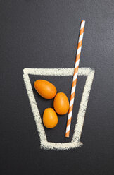 Tafelillustration eines Trinkglases mit Kumquats und Trinkhalm - CUF28286