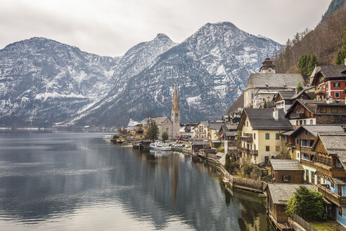 Blick auf die Uferpromenade des Hallstatter Sees, Hallstatt, Österreich - CUF28292