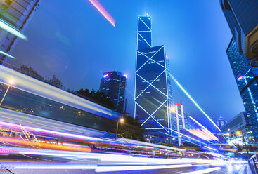 Zentrales Geschäftsviertel von Hongkong: Skyline mit Bank of China-Gebäude und Lichtspuren in der Abenddämmerung, Hongkong, China - CUF28324