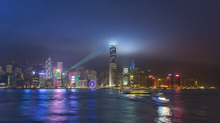 Zentrale Skyline von Hongkong und Victoria-Hafen bei Nacht, Hongkong, China - CUF28326