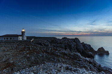 Blick auf den Leuchtturm von Punta Nati in der Abenddämmerung, Menorca, Spanien - CUF28328