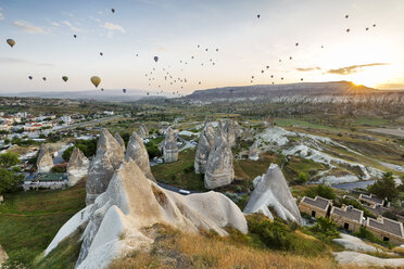 Türkei, Anatolien, Kappadokien, Heißluftballons bei Goereme bei Sonnenaufgang - FPF00176