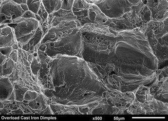 Gebrochene Oberfläche aus Gusseisen: Überlastung der Grübchen im Rasterelektronenmikroskop abgebildet - CUF28333