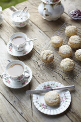 Tisch mit frischen Scones und Nachmittagstee - CUF28381