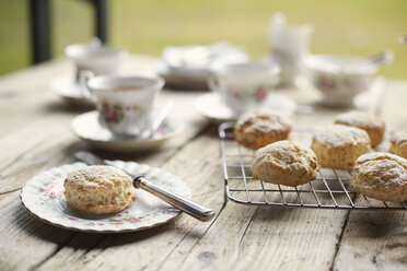 Tisch mit frisch gebackenen Scones und Nachmittagstee - CUF28382