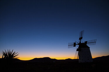 Silhouette von Molino de el Roque in der Morgendämmerung, Fuerteventura, Spanien - CUF28392