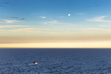 Fischerboot und Vollmond in der Abenddämmerung, Ponta do Criminoso, Buzios, Rio de Janeiro, Brasilien - CUF28396