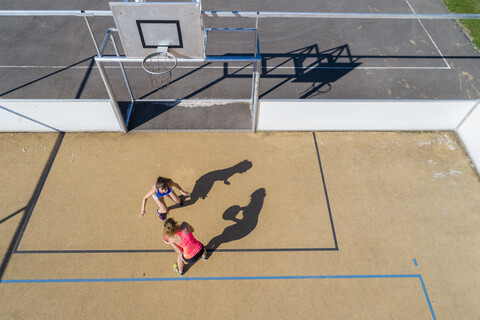 Junge Frauen spielen Basketball, Luftaufnahme, lizenzfreies Stockfoto