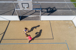 Junge Frauen spielen Basketball, Luftaufnahme - STSF01617