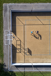 Junger Mann und Frau spielen Basketball, Luftaufnahme - STSF01618